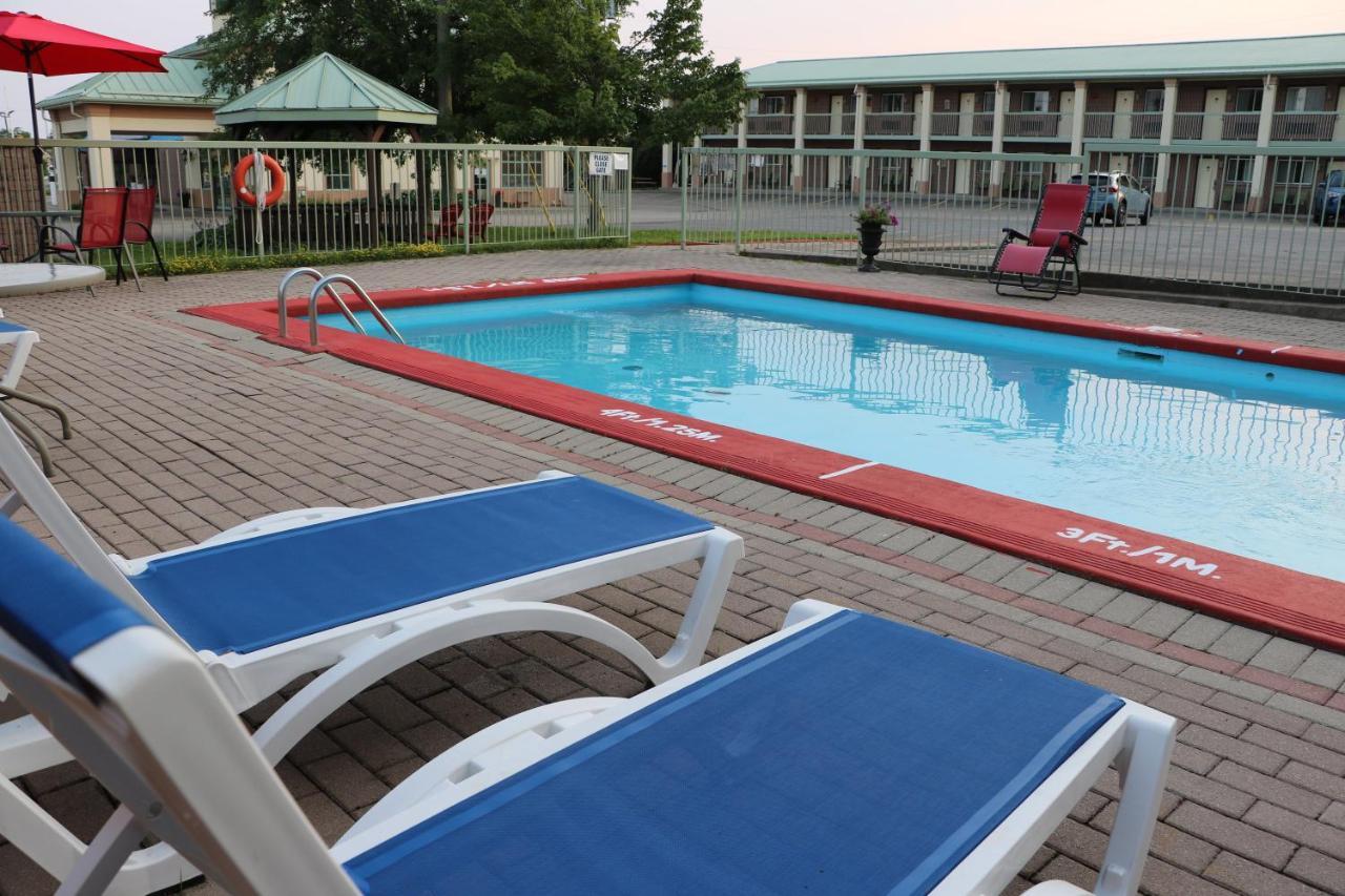 Quality Inn & Suites 1000 Islands Gananoque Eksteriør billede