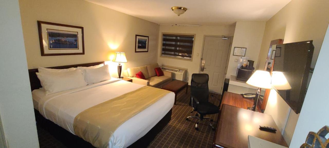 Quality Inn & Suites 1000 Islands Gananoque Eksteriør billede